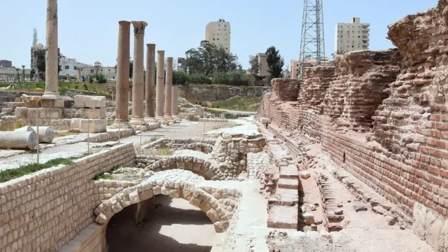 Restos arqueológicos y columnas antiguas en Alejandría