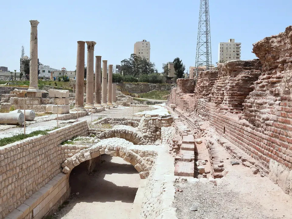 Restos arqueológicos y columnas antiguas en Alejandría