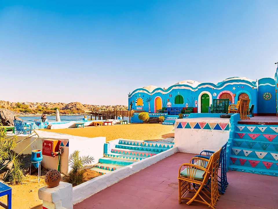Casas de colores de un poblado nubio en Asuán