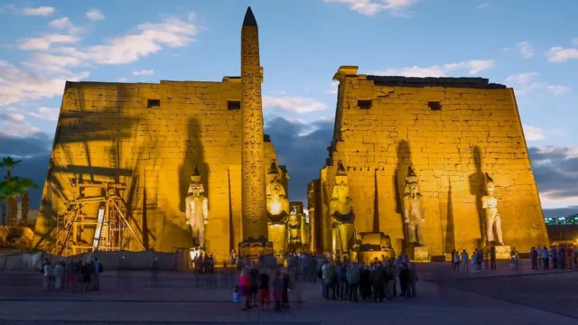 Templo de Luxor iluminado al atardecer