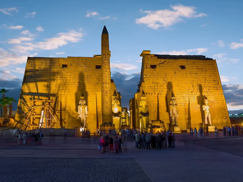 Templo de Luxor iluminado al atardecer